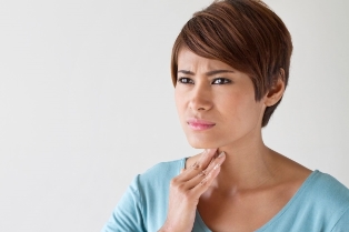 Ongemak in de keel is een symptoom van cervicale osteochondrose