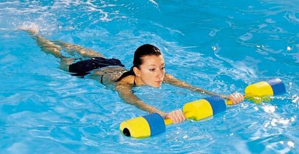 Zwemmen ter preventie van osteochondrose van de thoracale wervelkolom